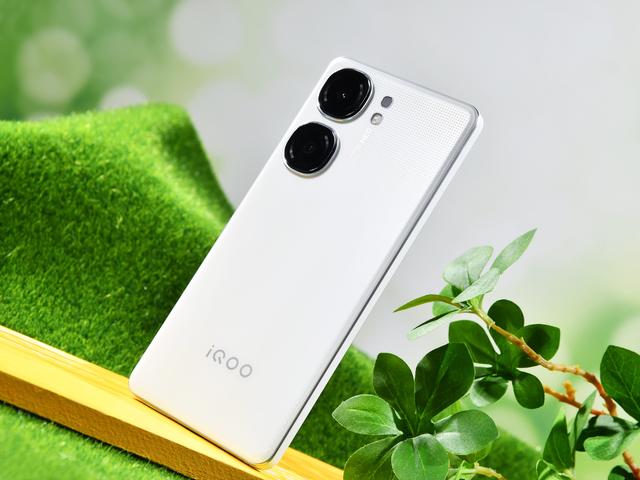 iQOO Neo9S Pro美图鉴赏 纯白机身颜值质感双进化