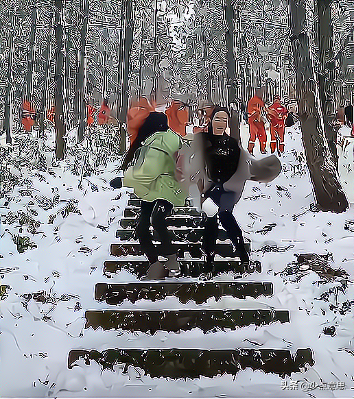 “我们是美女啊！”女游客邀请消防员打雪仗，结果被打得屁滚尿流