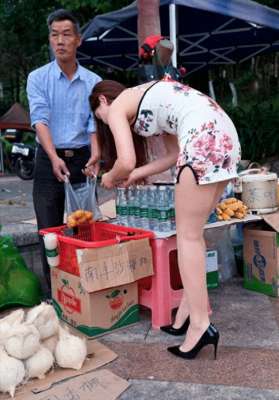 美女买水果(美女衣着清凉弯腰买水果，大爷扭着头一脸尴尬，全程扭头不敢直视)