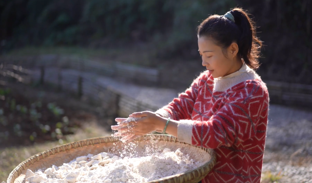 张家界一山洞开“天眼”，湘西美女独守奇洞隐居生活节奏慢