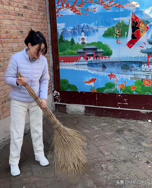 越南美女律师嫁山东离异男，挺着孕肚给他洗脚剪指甲，如今后悔吗