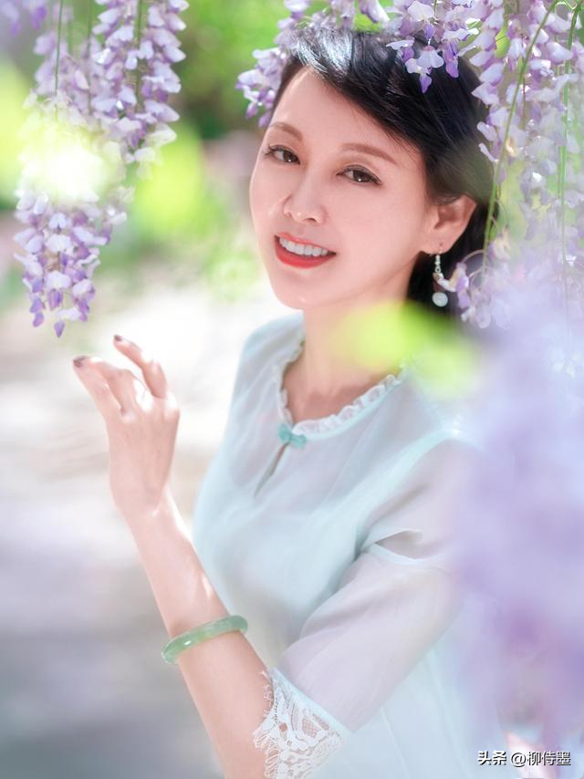 中年姐姐你最美，和花朵一起合影吧，拍照优雅显年轻