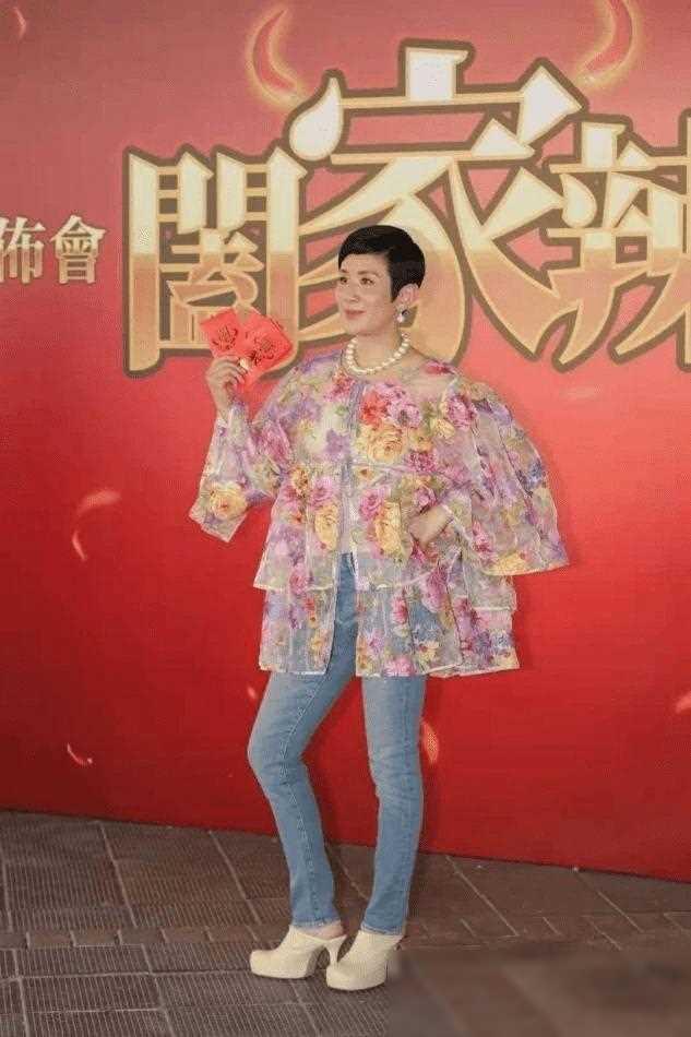 吴君如终于认真打扮，“葫芦身材”抢镜，吊带裙清新减龄