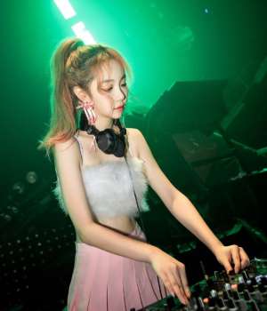 美女三dj(00后DJ小美女，好甜美，细直双腿太吸睛了：3个动作来塑造)