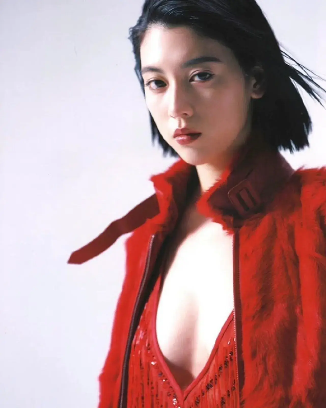 日本美女三吉彩花性感写真