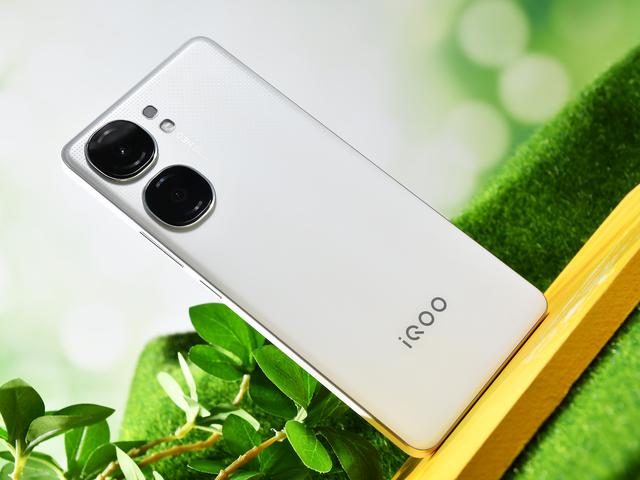 iQOO Neo9S Pro美图鉴赏 纯白机身颜值质感双进化