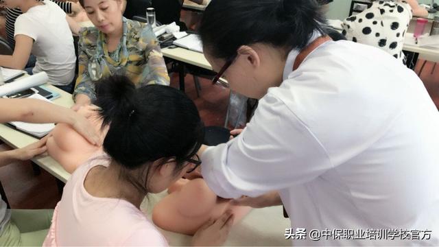 催乳产康班开班啦，我们的美女老师正在手把手授课中