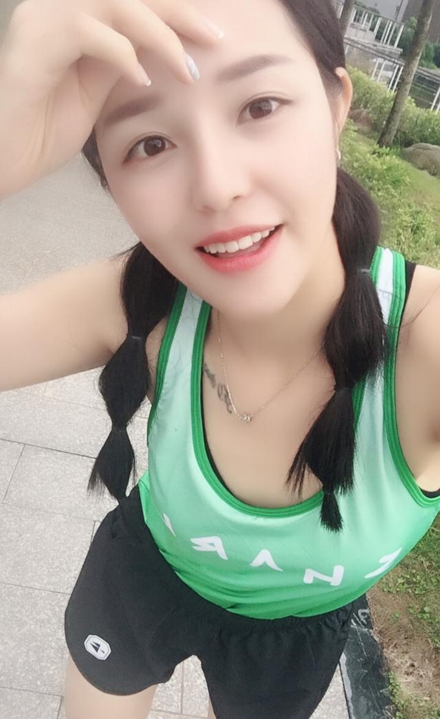 自行车上舞蹈的美丽姑娘——杨丽萍