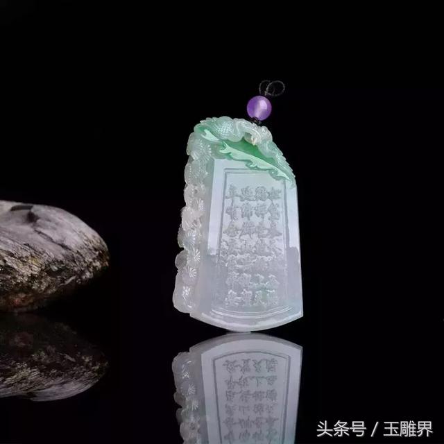 这位年轻的人把翡翠雕刻栩栩如生，纹理如此逼真