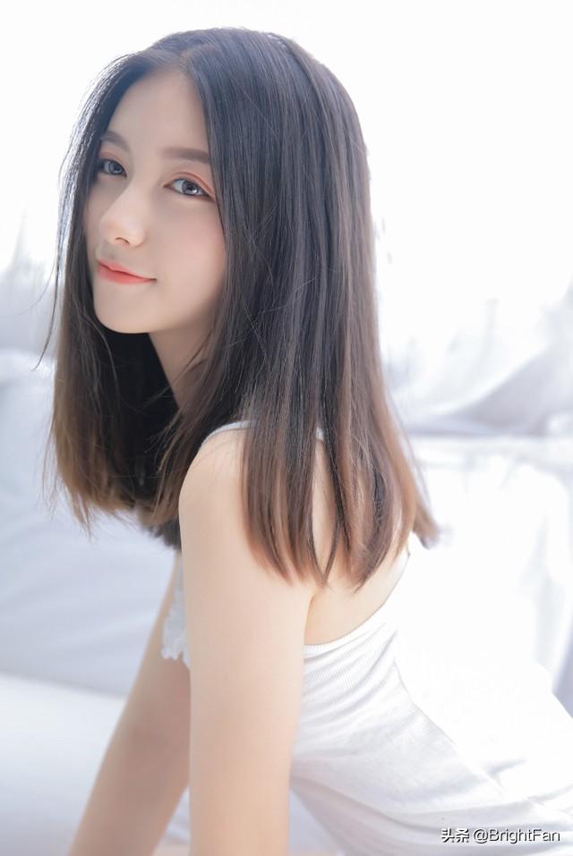 牛奶肌极品美女吊带衫夏日清爽性感唯美写真图片