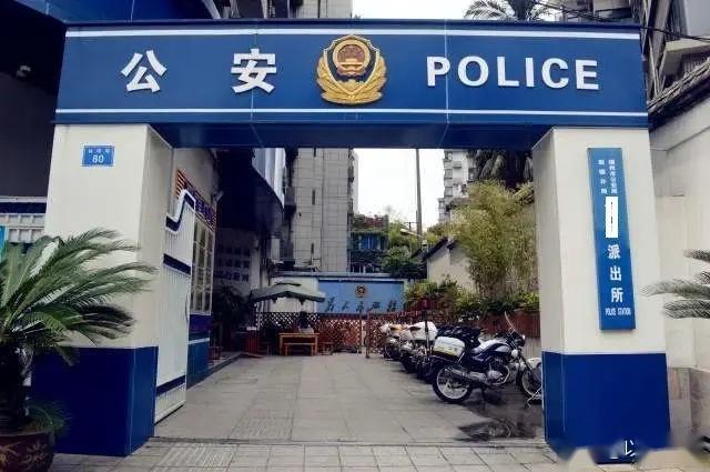 闹大了!男医生听诊漂亮女子,撩衣手伸进去,误摸胸被抓,网友吵翻天