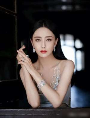 快手最妩媚美女(丰盈“事业线”太撩人，佟丽娅妖娆妩媚)