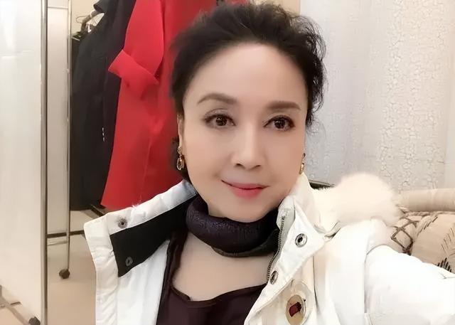 “高小姐”魏慧丽：嫁老师恩爱一生，女儿超美，母女同框像姐妹花