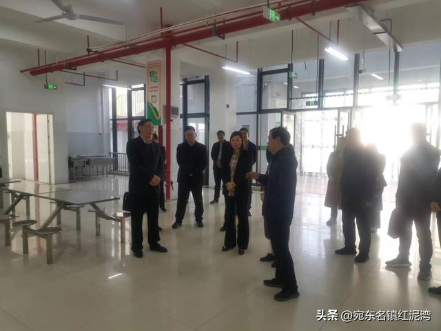 南阳市政府副秘书长李菡一行到南阳第十八完全学校、南阳言蹊中学调研指导工作