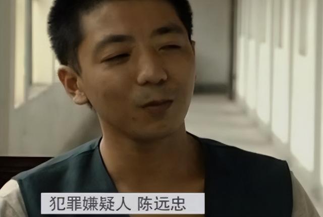 奔驰男与长腿女友住酒店，隔天发现两人被水泡，女友全身一丝不挂