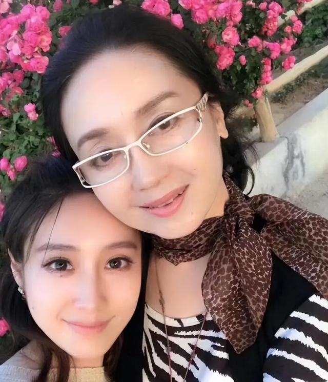 “高小姐”魏慧丽：嫁老师恩爱一生，女儿超美，母女同框像姐妹花