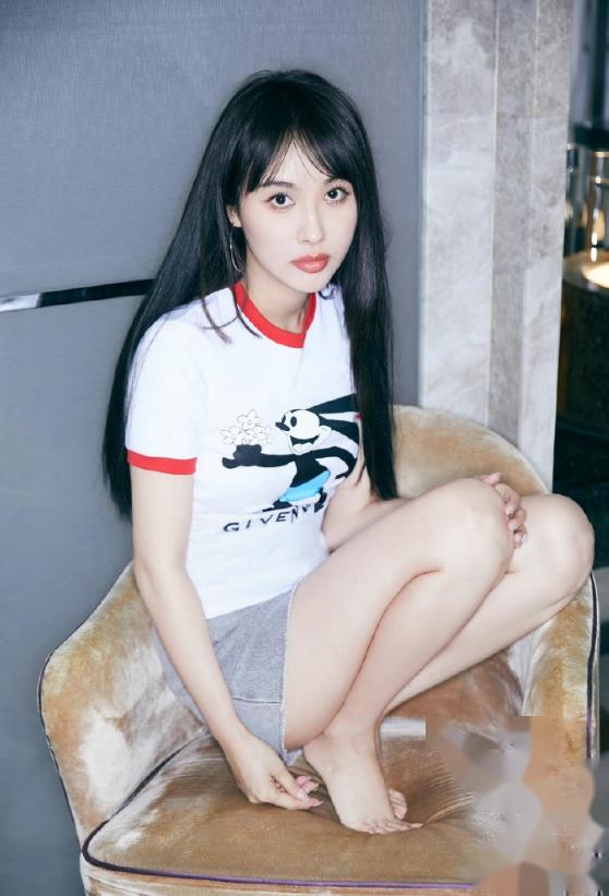 黄晓明前女友李菲儿全裸着上衣晒照，是艺术还是擦边？公众热议！