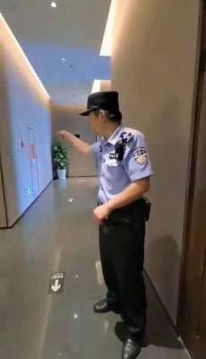 美女去男澡堂洗澡(女子在酒店浴室遇裸男，警方：他眼神不好走错浴室)