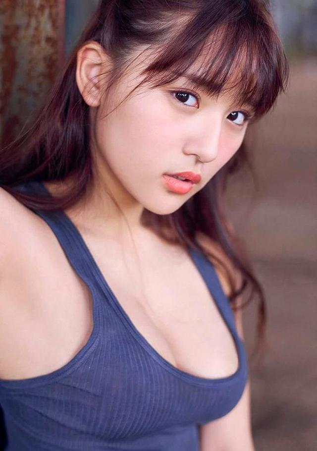 浅川梨奈“千年一遇童顏巨乳”拍写真，嫌比基尼太小E奶快蹦出？