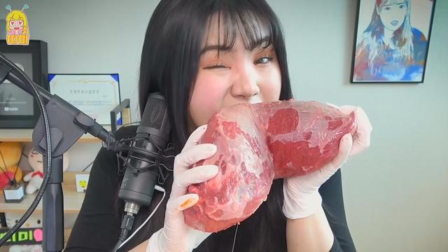 韩国小姐姐直播生吃“6斤重的生牛肉块”！网友：你是在糟蹋美食