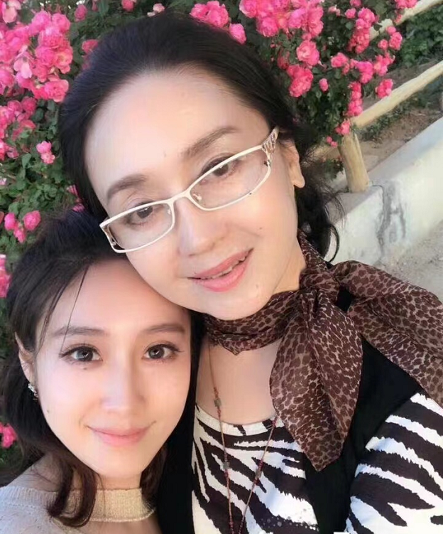 “高小姐”魏慧丽：嫁老师恩爱一生，女儿超美，母女同框像姐妹花