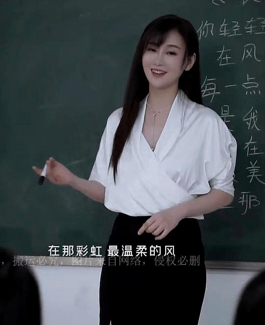 广东音乐女老师走红，衣领太低、裙摆大开，同学们无法“静心”