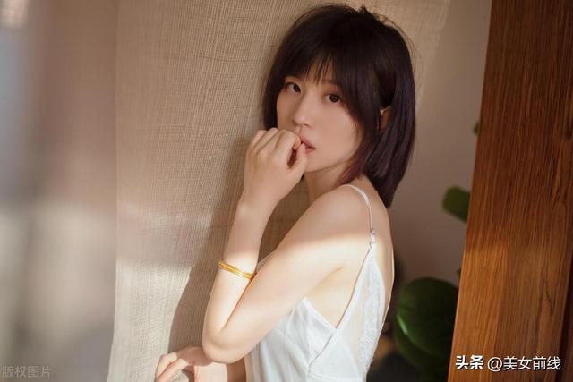 少女海滩写真摄影：青春与自然的完美融合