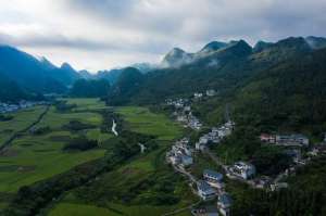 小美女小雪(广西美女去兴义出差，被当地帅哥迷住了，扬言非他不嫁)