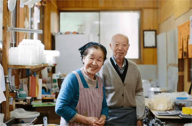 回家上错楼层，开门的是一个年轻美女，阴错阳差发生一段故事