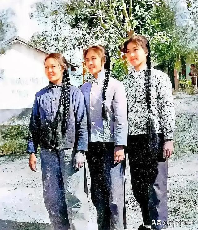 70年代的青春美女照，扎着小辫子，穿着朴素，但是质朴纯真很干净