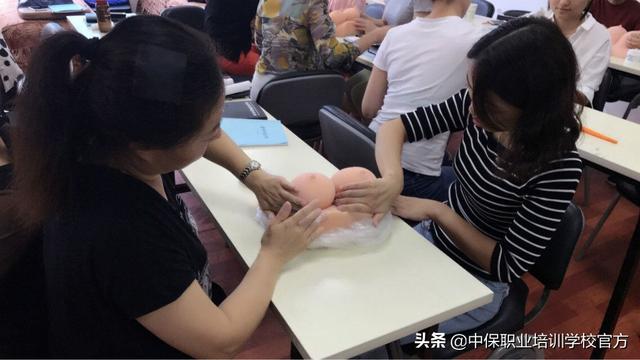 催乳产康班开班啦，我们的美女老师正在手把手授课中