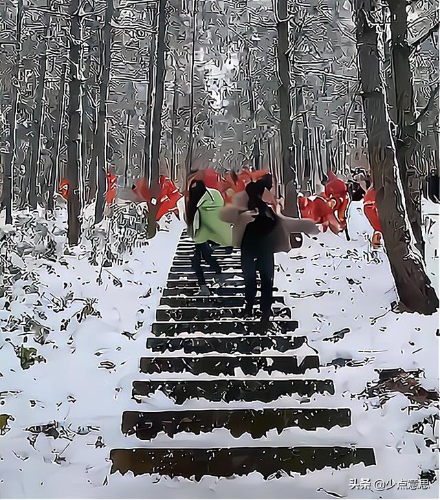 “我们是美女啊！”女游客邀请消防员打雪仗，结果被打得屁滚尿流