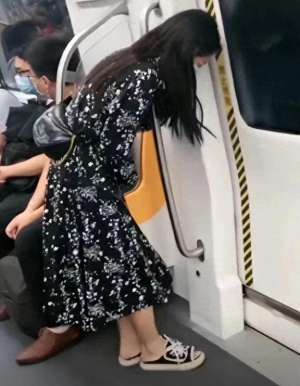 美女尿急憋不住尿了(地铁惊魂年轻女子内急难忍，双腿发抖求助，网友热议求解救方法)