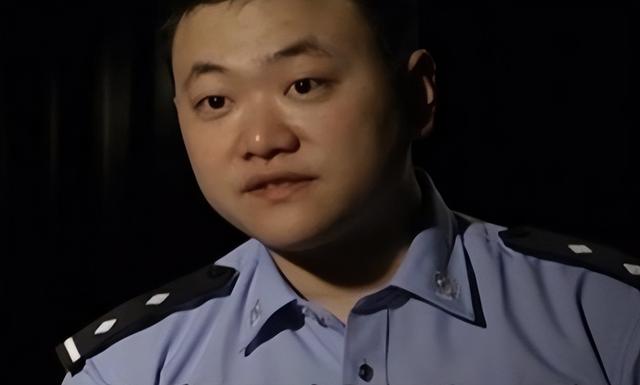 奔驰男与长腿女友住酒店，隔天发现两人被水泡，女友全身一丝不挂