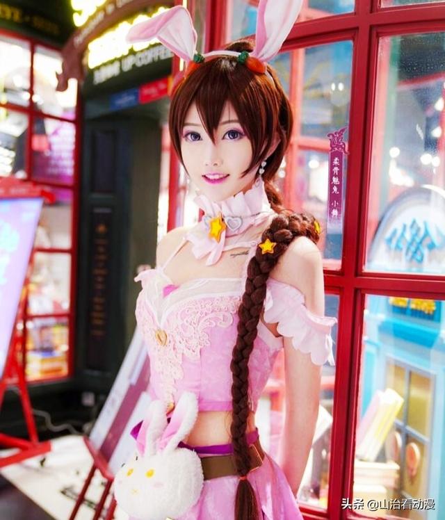 二次元cosplay：高中生完美cos小兰，漫画腿神还原，宝儿姐颜值高