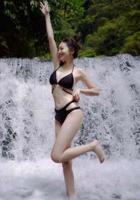 乡下美女图片大全(25岁性感美女在乡村小河里瀑布下拍的写真照)