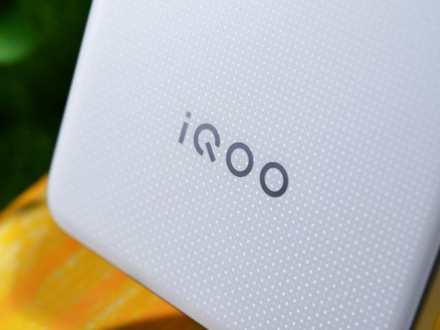 iQOO Neo9S Pro美图鉴赏 纯白机身颜值质感双进化