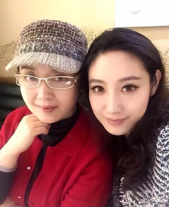 “高小姐”魏慧丽：嫁老师恩爱一生，女儿超美，母女同框像姐妹花