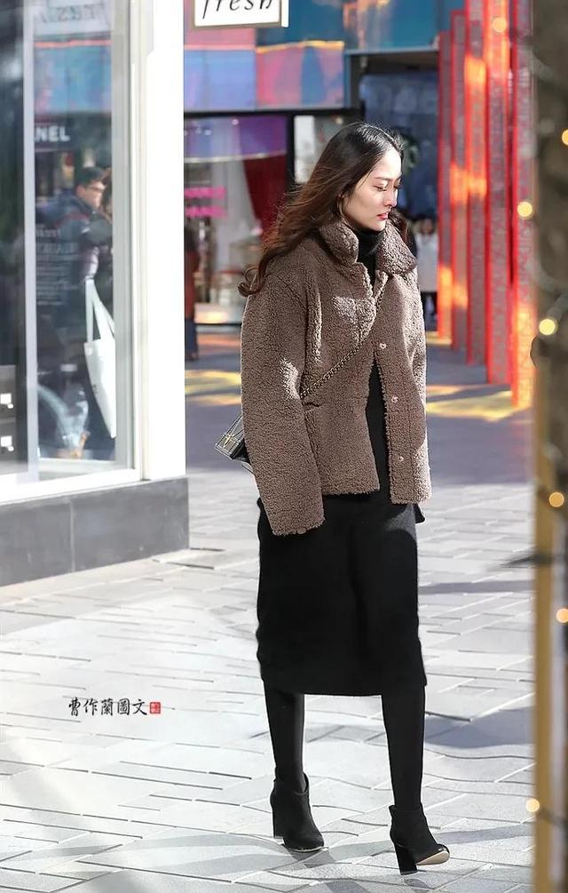 街拍：不输黑丝的黑色打底袜美女