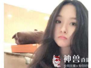 美女主播阿冷(形象崩塌？斗鱼一姐阿冷秀素颜后又秀大毛腿，网友：辣眼睛)