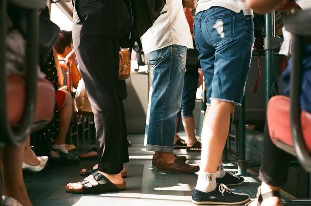 广州地铁穿吊带女生怒斥男孩摸屁股，家长回呛：太香了，我也想摸