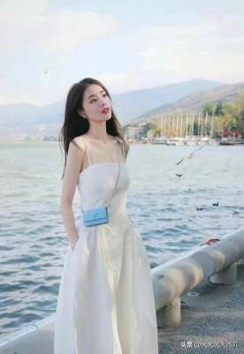 美女海边背影图片唯美清新(午后白裙美女海边写真)