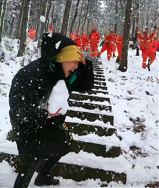 “我们是美女啊！”女游客邀请消防员打雪仗，结果被打得屁滚尿流