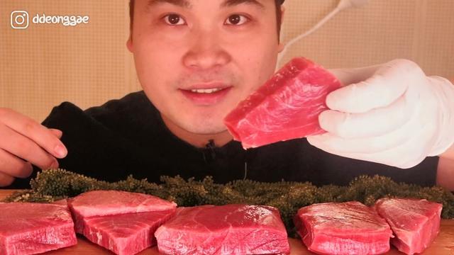 韩国小姐姐直播生吃“6斤重的生牛肉块”！网友：你是在糟蹋美食