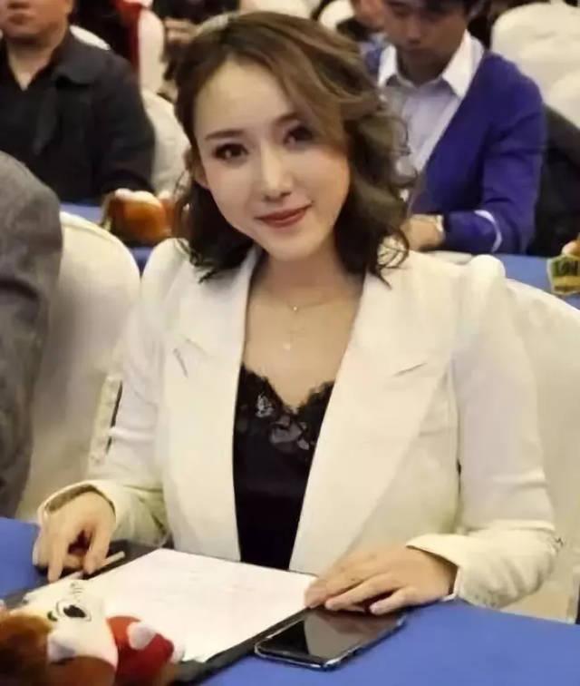 中超最年轻的女性董事长 文筱婷！西装配睡衣 队徽腿上纹 颜值高