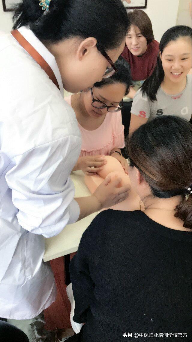 催乳产康班开班啦，我们的美女老师正在手把手授课中