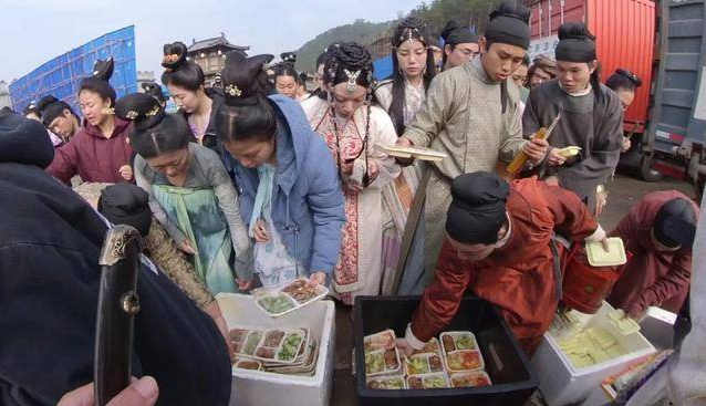 幻想一夜成名！横店群演校花泛滥成灾，一天片酬70块蹲地吃盒饭