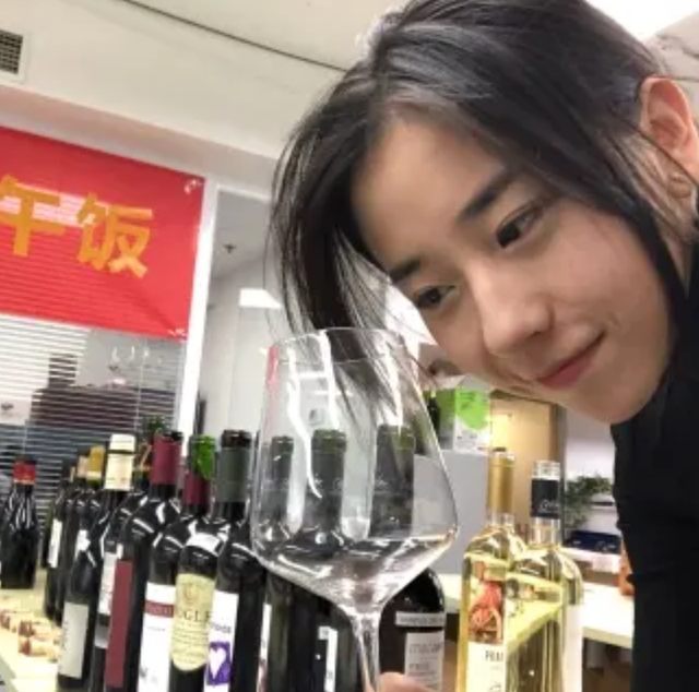 90后北京美女，靠卖酒爆红，一场直播卖100万