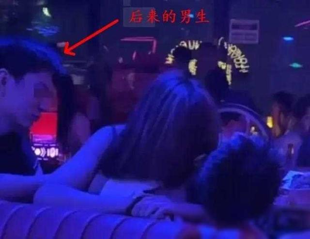 酒吧门口美女醉酒当众露乳，男友遮拦无效！路人围观看光