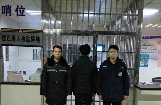 刑拘！男子为1块钱扇女友耳光还往嘴里塞袜子